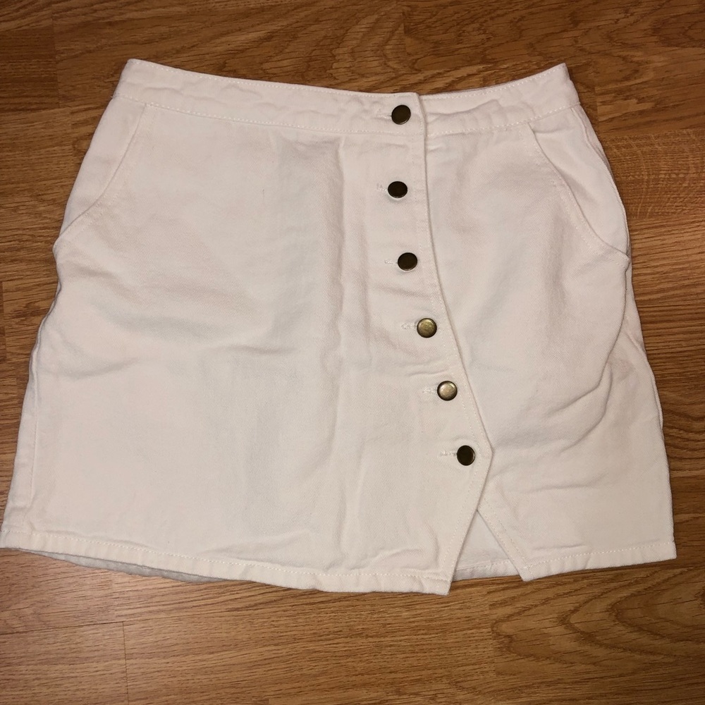 White button denim skirt